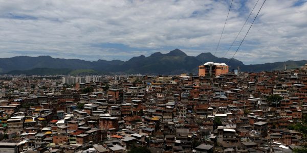 Policia do Rio combate em dois morros caixinha de faccao
