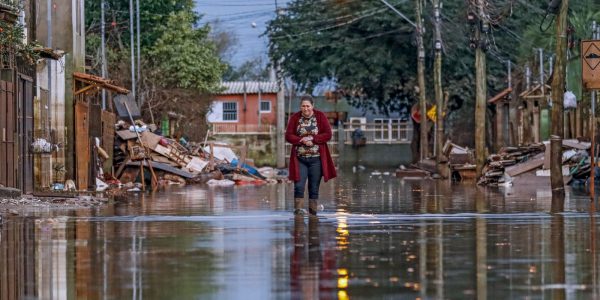 Ponte de conteineres e destruida no Rio Grande do Sul