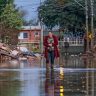 Ponte de conteineres e destruida no Rio Grande do Sul