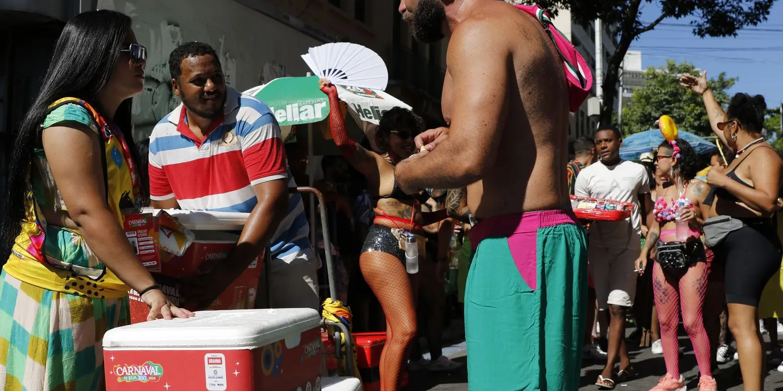 Riotur credencia 15 mil vendedores autonomos no Carnaval de Rua