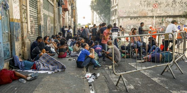 SP muro construido pela prefeitura confina pessoas na Cracolandia