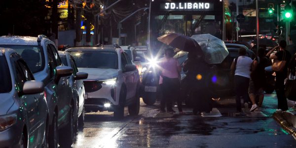 Sao Paulo ainda registra alagamentos e transito intenso apos temporal