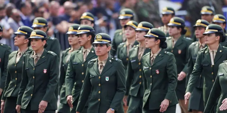 Sete mil mulheres se alistam no servico militar em 2