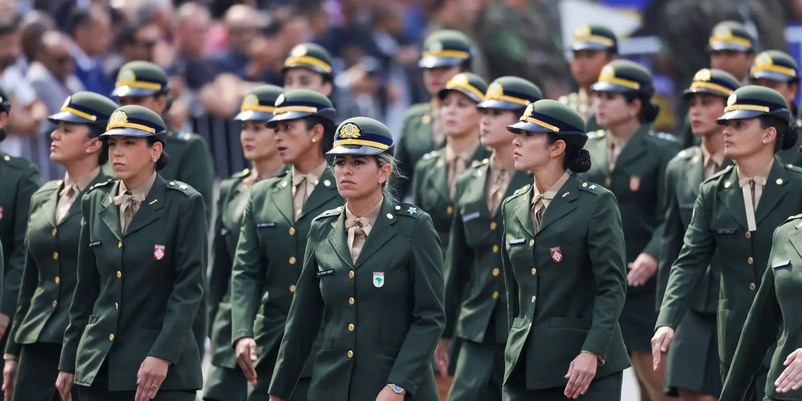 Sete mil mulheres se alistam no servico militar em 2
