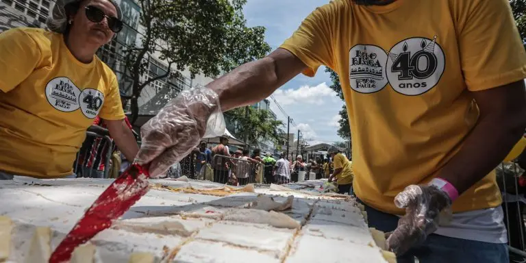 Tradicao no aniversario de Sao Paulo Bolo do Bixiga completa