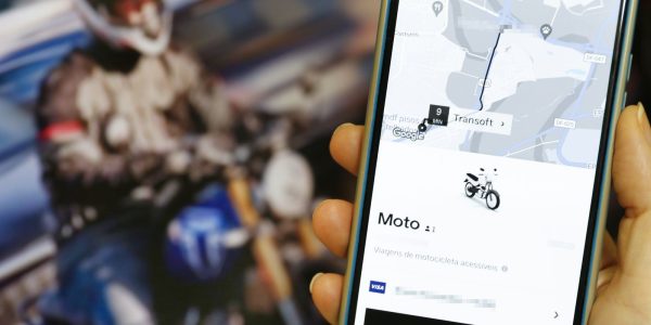 Uber anuncia volta do servico de transporte por moto em