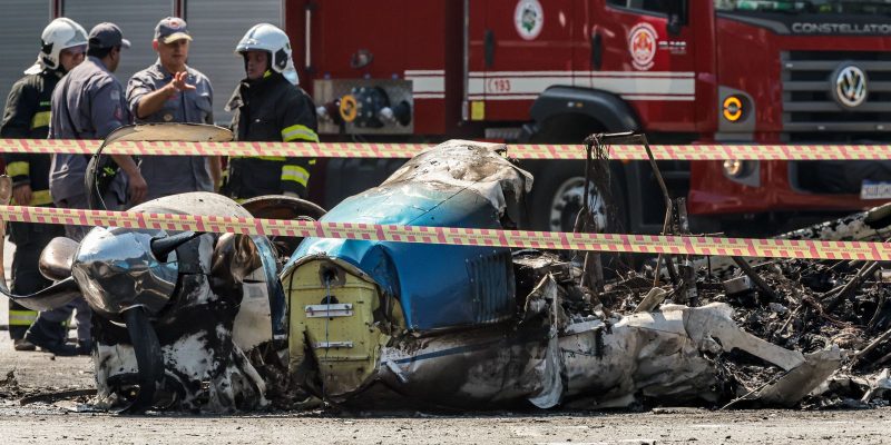 Aeronave colidiu em arvore antes de atingir onibus em Sao