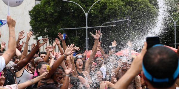 Blocos oficiais dao a largada para o carnaval de rua