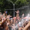 Blocos oficiais dao a largada para o carnaval de rua