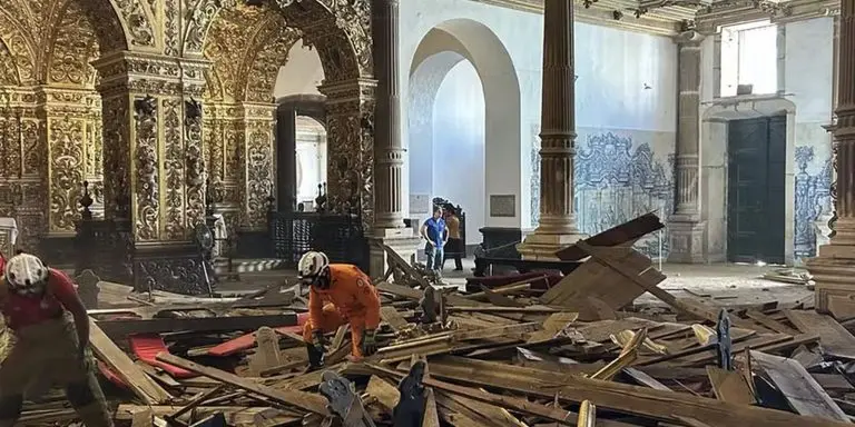 Desabamento de teto de igreja historica causa morte de jovem.j
