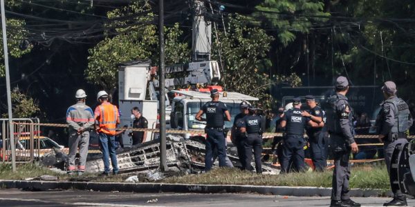 Duas pessoas morrem em queda de aviao em Sao Paulo