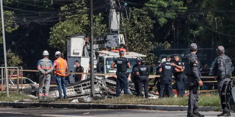 Duas pessoas morrem em queda de aviao em Sao Paulo