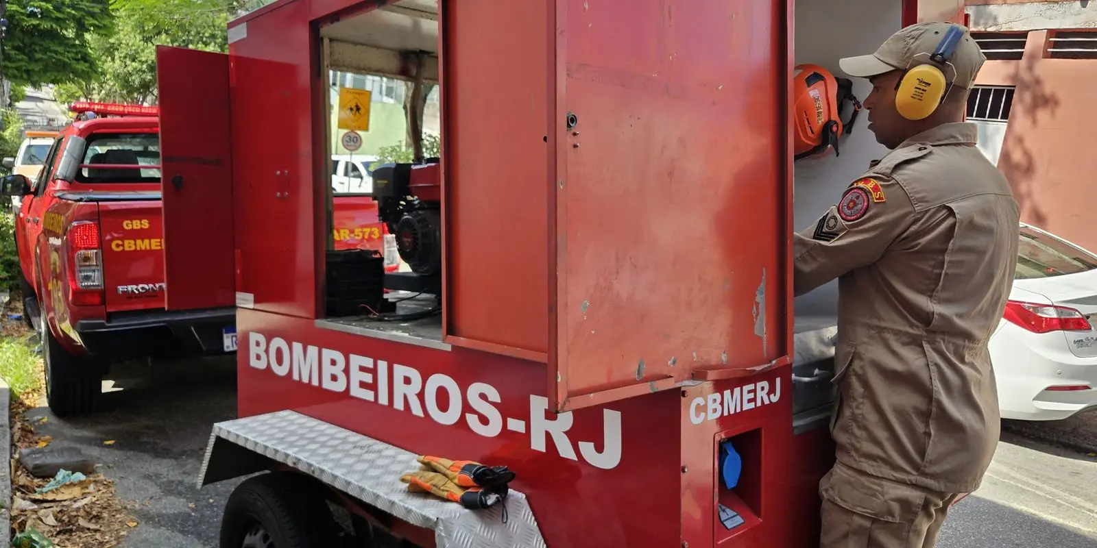 Fabrica que pegou fogo no Rio produzia fantasias para o
