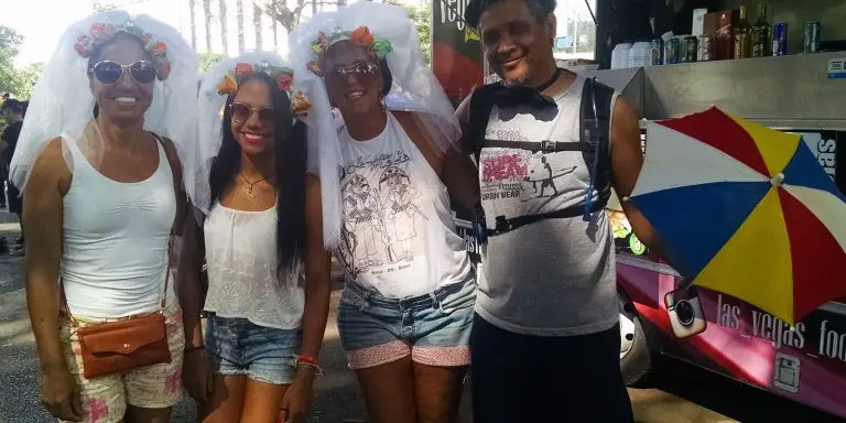 Festival em Brasilia celebra diversidade em clima de carnaval