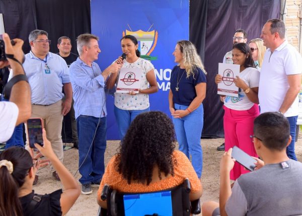 Governo do Estado entrega 84 escrituras publicas para moradores do conjunto Manaira 4