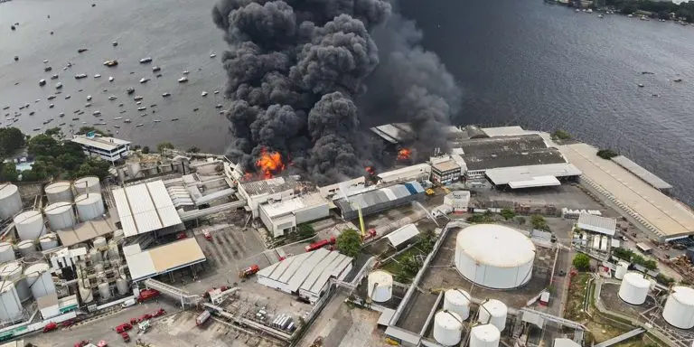 Incendio atinge fabrica de oleo no Rio de Janeiro