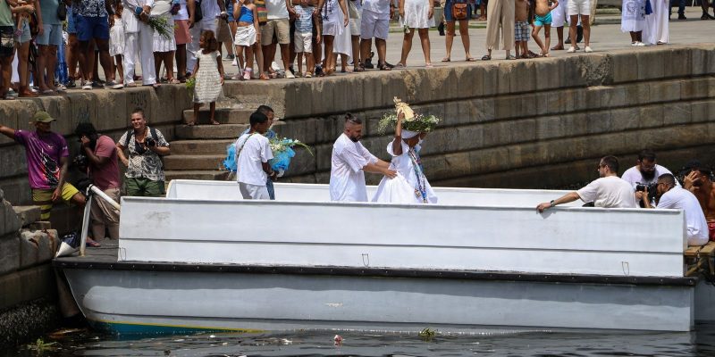 Milhares de fieis celebram Dia de Iemanja em cerimonias no
