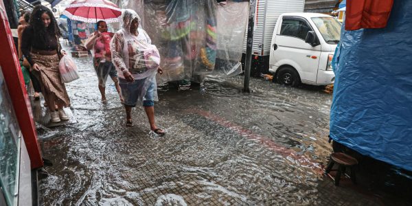 Mulher morre apos carro ficar submerso em Sao Paulo