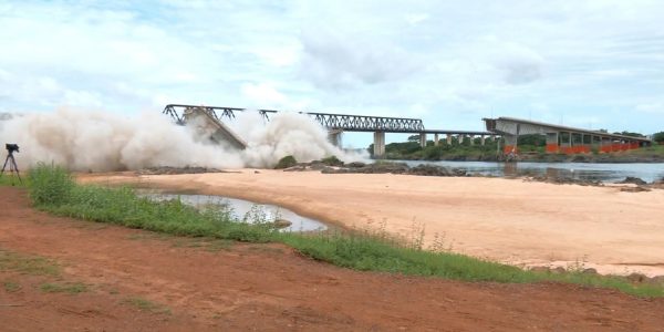 Operacao implode o que sobrou da ponte entre Maranhao e