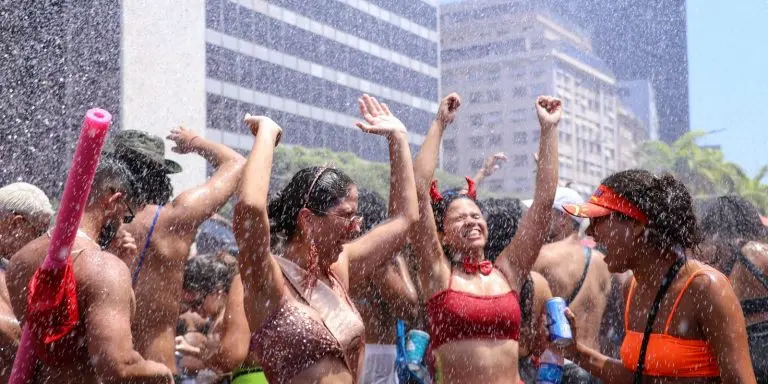 Rio tem sabado de praia mais de 50 blocos e