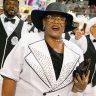 Velhas Guardas abrem desfile do grupo Especial no Sambodromo em