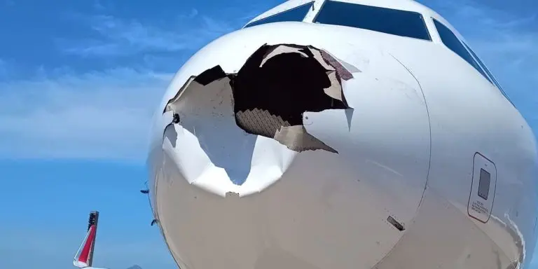 Voo da Latam retorna ao Galeao apos aviao colidir com