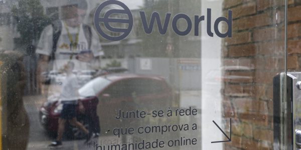 World suspende coleta de iris de brasileiros