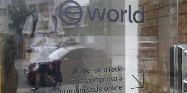 World suspende coleta de iris de brasileiros