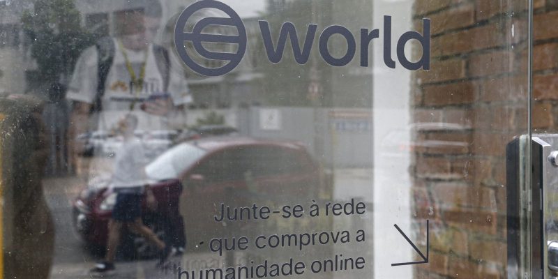 World suspende coleta de iris de brasileiros