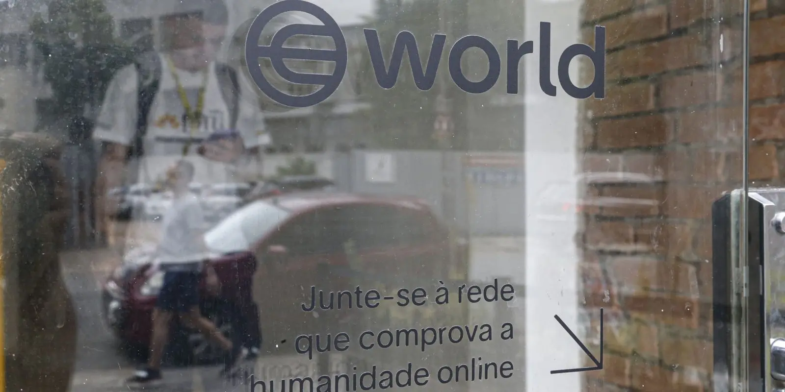 World suspende coleta de iris de brasileiros