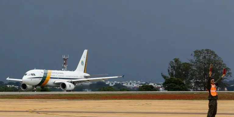 Aviao presidencial arremete ao tentar pousar em Sorocaba