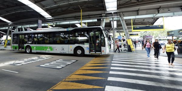 Bomba caseira explode no Terminal Pinheiros em Sao Paulo