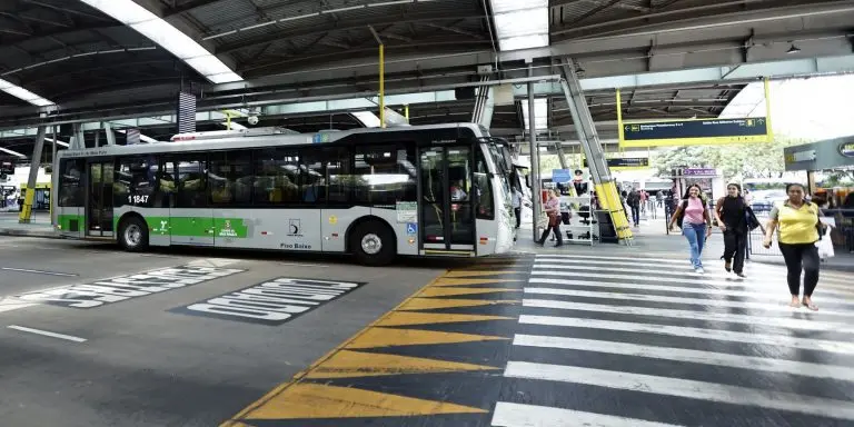 Bomba caseira explode no Terminal Pinheiros em Sao Paulo