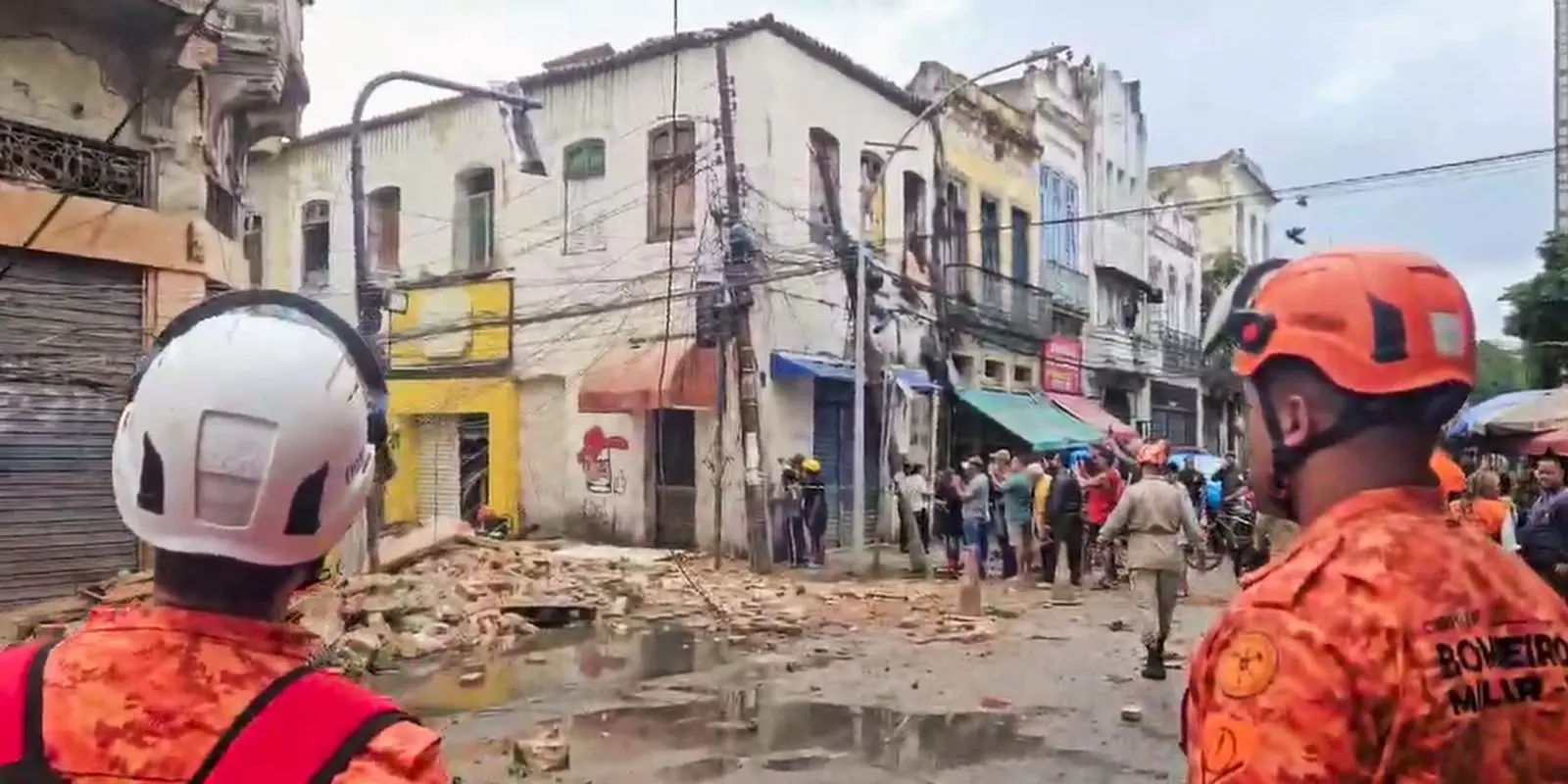 Defesa Civil do RJ avalia se casarão que desabou precisa ser demolido 1 Desabamento de casarao causa uma morte no centro do Rio