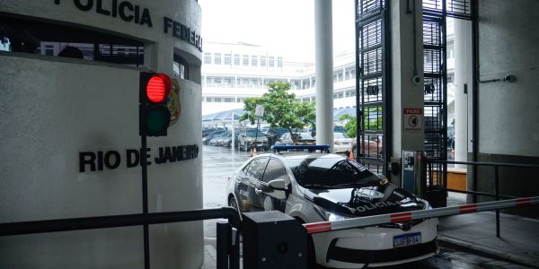 Homem e preso no Rio por contrabandear equipamentos belicos