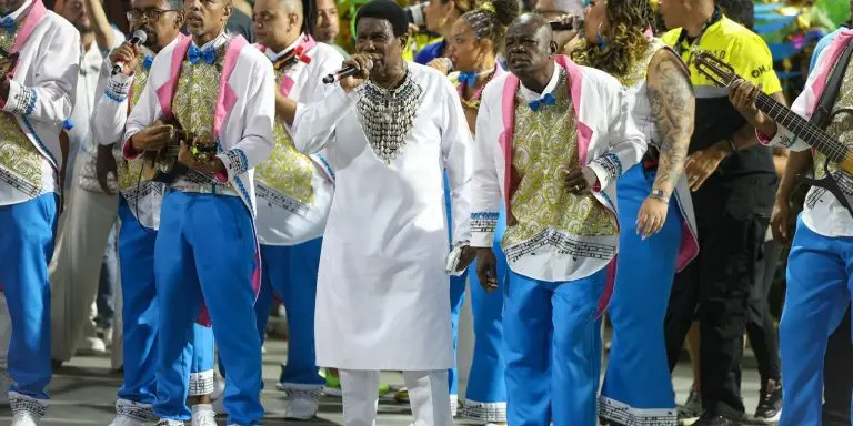 Neguinho da Beija Flor faz seu ultimo desfile disputando titulo