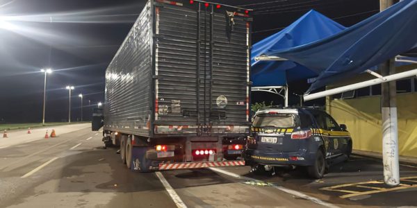 PF vai investigar motorista que jogou caminhao contra posto da