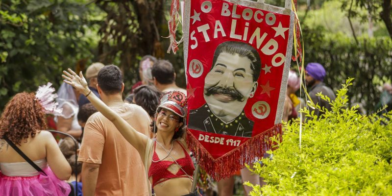 Poema charada convida folioes para cortejo de carnaval em Brasilia