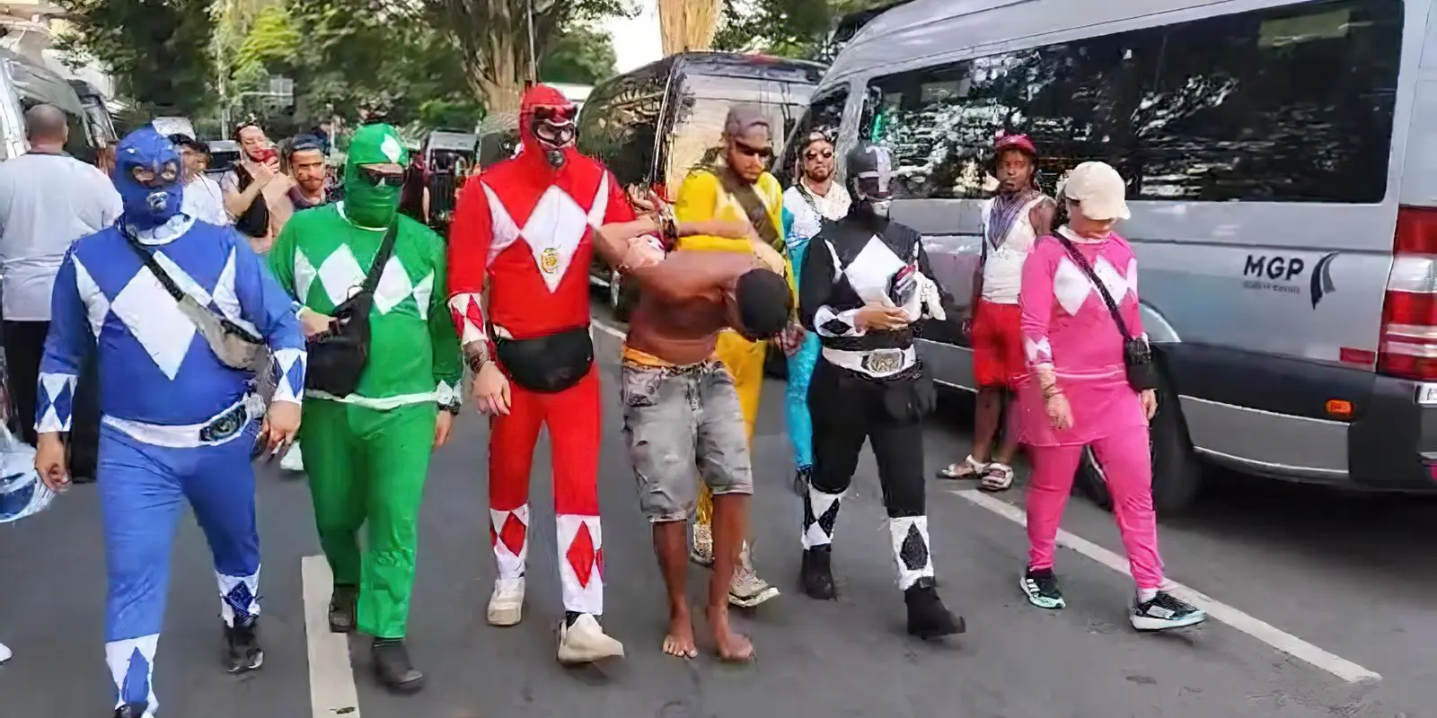 Policiais civis fantasiados prendem homem com celulares roubados 1 Policiais civis fantasiados prendem homem com celulares roubados