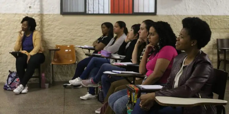 Rede de cursinhos populares da bolsa de R 200 a