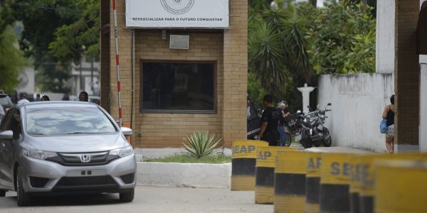 Rio derruba 19 imoveis irregulares proximos do Complexo de Gericino