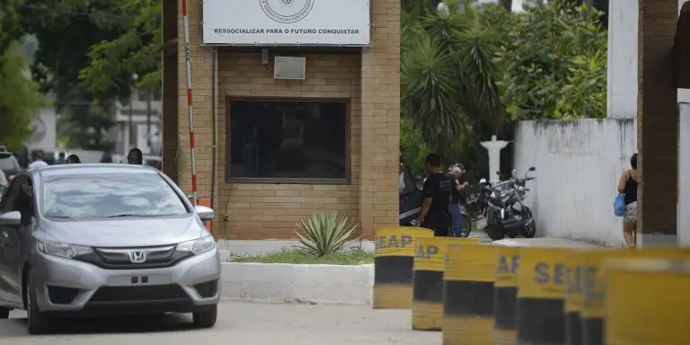Rio derruba 19 imoveis irregulares proximos do Complexo de Gericino