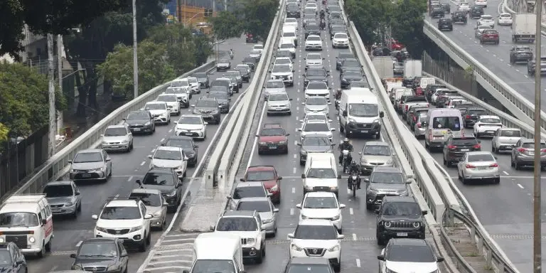 Rodovia dos Imigrantes tem trafego lento no sentido capital paulista