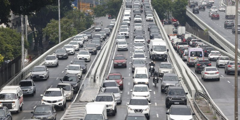Rodovia dos Imigrantes tem trafego lento no sentido capital paulista