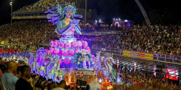 Sete escolas de samba abrem os desfiles no Sambodromo do