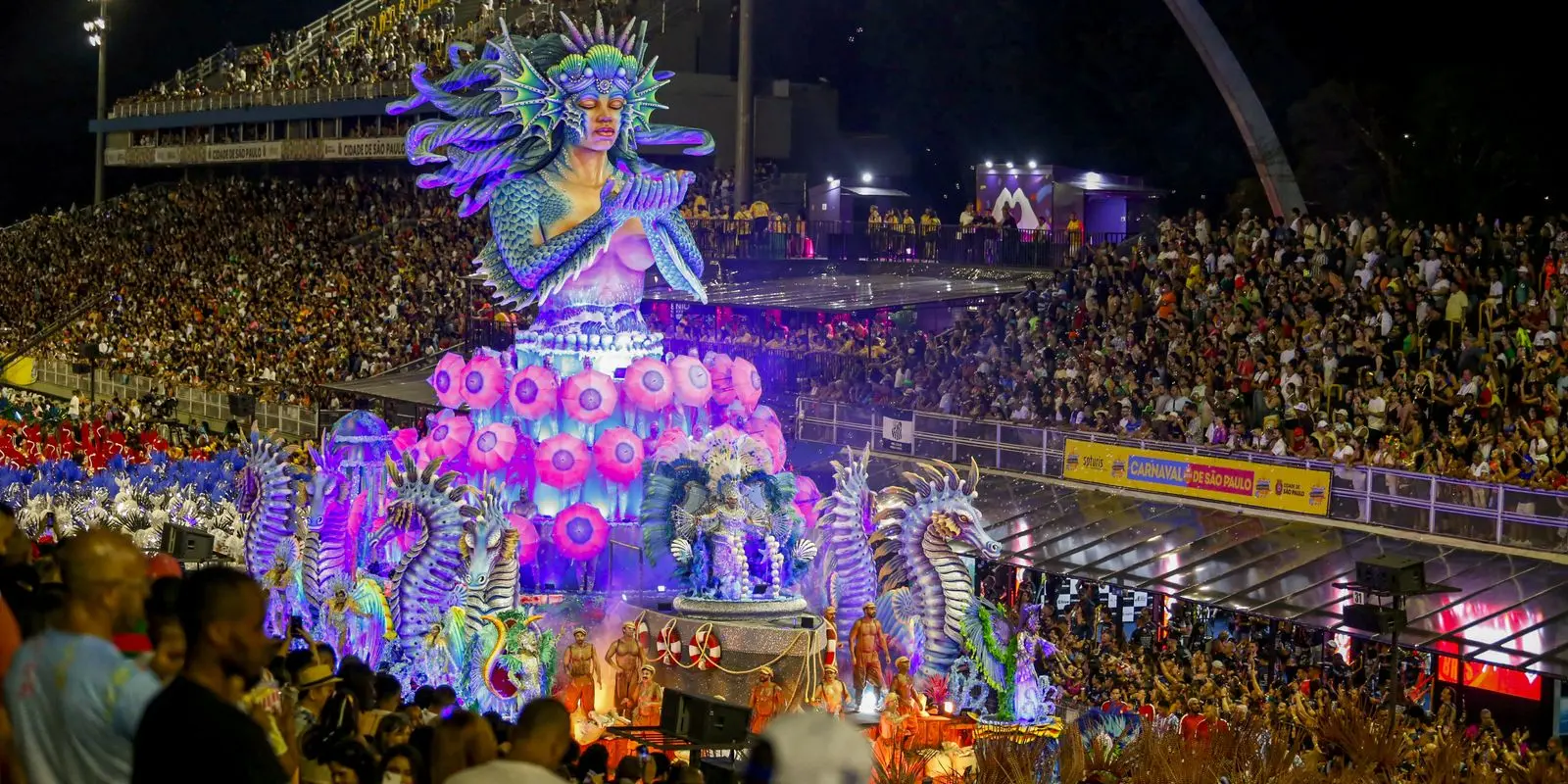 Sete escolas de samba abrem os desfiles no Sambodromo do