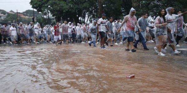 Tempestade atinge regiao metropolitana de Sao Paulo e causa uma