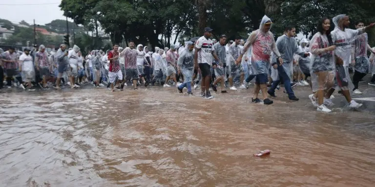 Tempestade atinge regiao metropolitana de Sao Paulo e causa uma