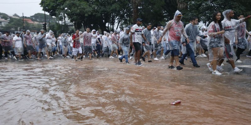 Tempestade atinge regiao metropolitana de Sao Paulo e causa uma