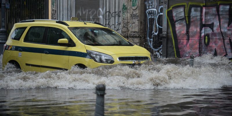 Temporal provoca alagamentos e quedas de arvores no Rio